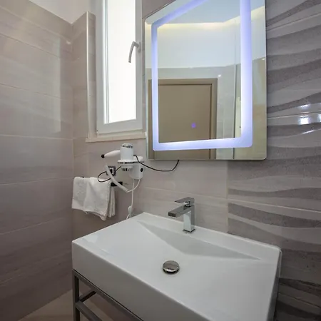 Royal Hotell Radhimë